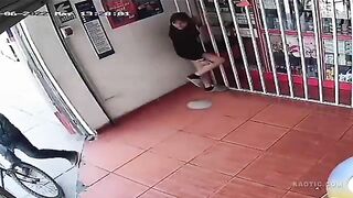 Thằng biến thái ra đường sục cặc bắn tinh vào người lạ bị cam quay lại