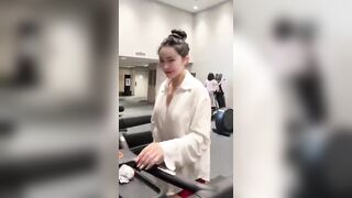 Gái dâm vú to khoe hàng trong phòng gym dâm đãng kích thích