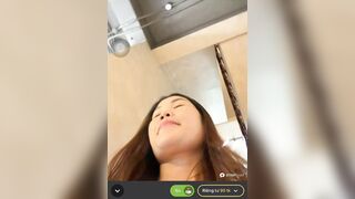 Idol Tik Tok nhim.em35 nứng lồn khi đang đi cafe liền vào nhà WC thủ dâm móc lồn