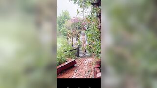 Public cùng em mie ở quán nước