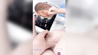 Em đang nấu ăn mà anh kéo váy em lên chịch ngay tại bếp - Phần 1