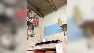 Idol ly_coca24 trần truồng vào bếp nấu ăn tranh thủ livestream show hàng cực ngon