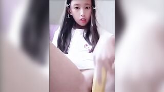 Bé học sinh non tơ nứng lồn thủ dâm với chuối