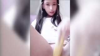 Bé học sinh non tơ nứng lồn thủ dâm với chuối