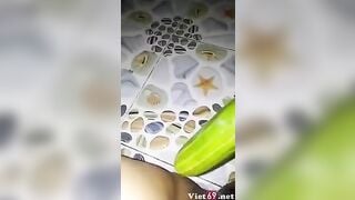 Nứng lồn gái xinh thủ dâm bằng quả dưa leo