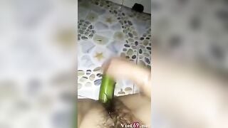 Nứng lồn gái xinh thủ dâm bằng quả dưa leo
