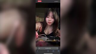 Gái xinh cởi áo khoe vú to ngon nhìn là muốn địt