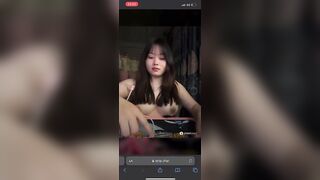 Gái xinh cởi áo khoe vú to ngon nhìn là muốn địt