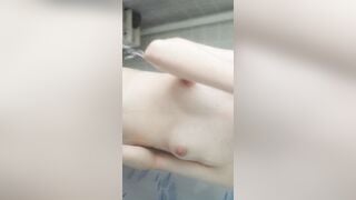 Gái non đi tắm cũng quay video xoa vếu cho ny