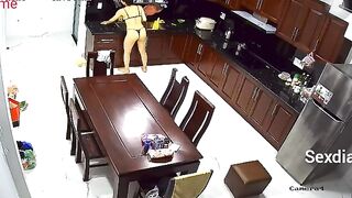 Hack cam vô tình thấy chị gái ở nhà một mình nứng lồn thủ dâm