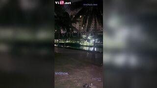 Giữa công viên mà em sinh viên xinh xắn cởi quần anh bú cu như chỗ không người 2