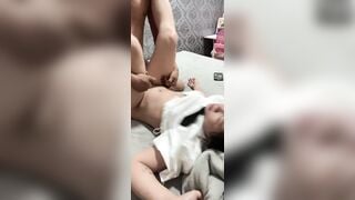 mẹ đi làm xa bố dượng ở nhà chịch con gái không trượt buổi nào