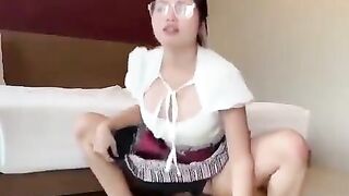 Gái xinh đeo kính cận mặt dâm cưỡi cặc dâm đãng kích thích