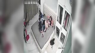 Bà dì khát tình mặc đồ hở hang trước mặt cháu, còn kêu cháu úp tay đo mu lồn của mình