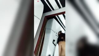 Cởi bao xuất trong lồn đứa bạn thân