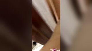 Cô bạn thân đang tắm mở cửa vô quay thì bị em mắng 2