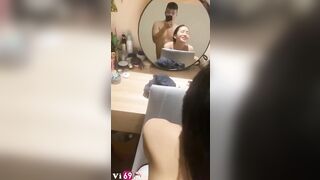 Em đang trang điểm mà anh cũng kéo quần ra đụ