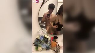 Chơi em tại bàn trang điểm, em có mỏi chân không