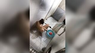 Quay lén chị hàng xóm tắm bắt gặp chị thủ dâm lúc tắm