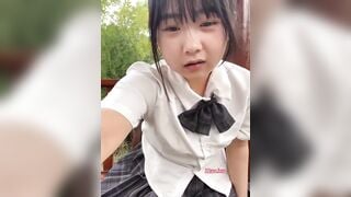 Em học sinh chubby ra công viên thủ dâm vú to lồn múp