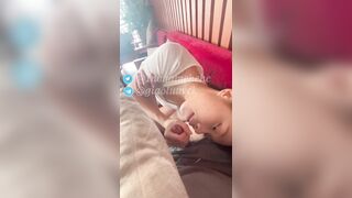 đang uống cafe thì bé học sinh lôi chim anh ra bú