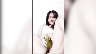 Gái xinh nứng lồn thủ dâm bằng dưa leo