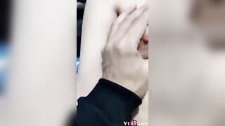Phê pha thuốc ngủ,em gái bị trai lạ bóp vú địt nát lồn mà không hay