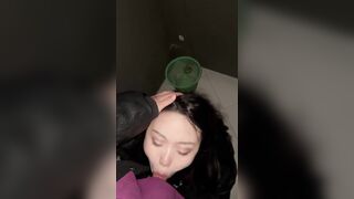 đưa bé học sinh đi ăn mà em lại thèm chịch anh bắt vào wc bú cu
