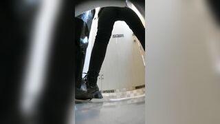 Quay lén nhà vệ sinh toàn gái xinh lồn múp