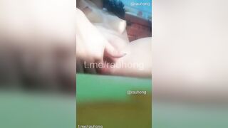 Cô ny mới lớn gửi video móc lồn cho xem lồn múp quá