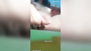 Cô ny mới lớn gửi video móc lồn cho xem lồn múp quá