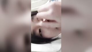 Em gái vừa xem video ảnh Ny thủ dâm vừa quay video móc lồn