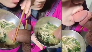 Độc lạ em gái ăn mì còn lấy chim anh chấm vô nước mút