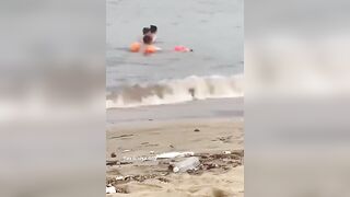 2 ông bà già, địt nhau giữa biển