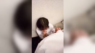 ra chơi được cô bạn thân bú cu trong wc
