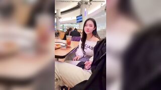 Gái dâm lén bú cặc bạn trai trong quán cà phê hàng ngon dâm đãng