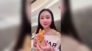 Gái dâm lén bú cặc bạn trai trong quán cà phê hàng ngon dâm đãng