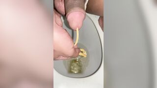 Thanh niên nhét nguyên ống cao su vô lỗ cặc cho ghỉ nước đái luôn phê vãi