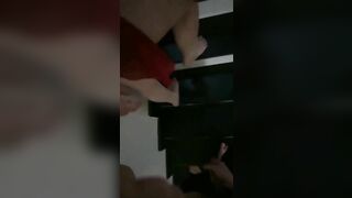 bé học sinh bắt ra cầu thang đổi gió mới chịu