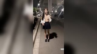 Em học sinh mình dây đi khoe hàng ngoài đường hàng non mới lớn dâm đãng