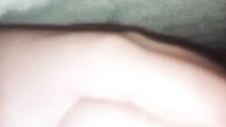 Ngủ cùng cô bạn thân lén vô mền mò vú