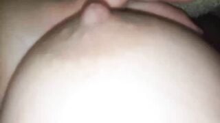 Ngủ cùng cô bạn thân lén vô mền mò vú