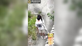 cặp đôi học sinh xem hàng nhau giữa đường