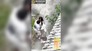 cặp đôi học sinh xem hàng nhau giữa đường
