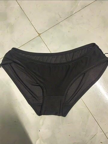 Sục cu bằng quần lót của chị gái siêu xinh ở cạnh phòng