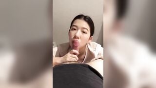 Xuất tinh vào miệng cô giúp việc