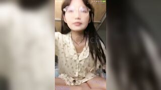 Em hot girl trung quốc livestream show hàng trong ký túc xá đang nổi tiếng trên mạng