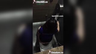 Siêu phẩm em nhân viên công ty tài chính mông tròn ngồi đái