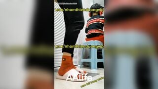 Người mẹ biến thái thủ dâm sau lưng con