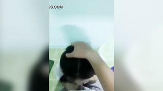 Mẹ dặn anh trai ở nhà coi em